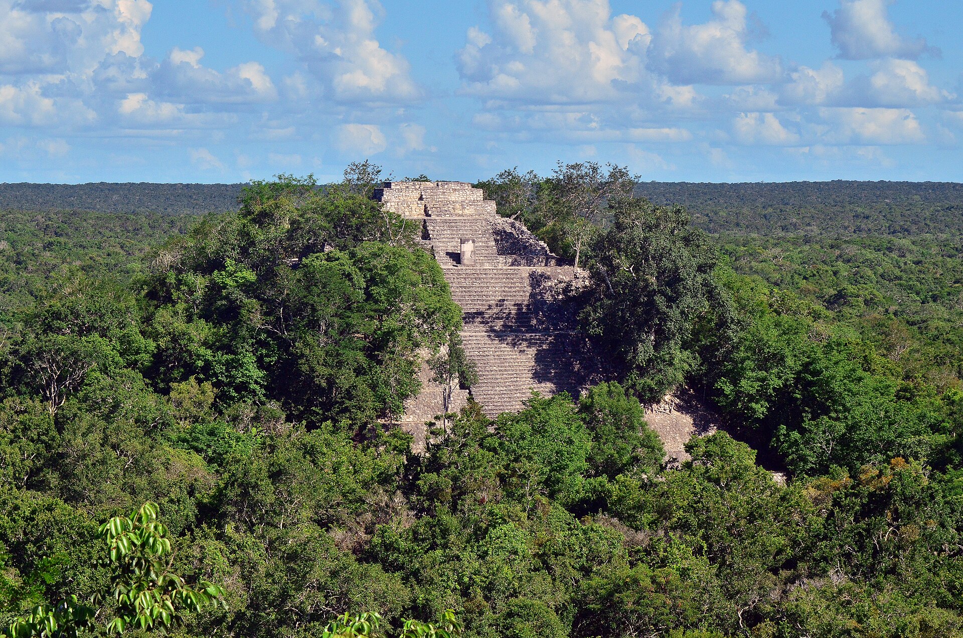 Pirámides mayas de Calakmul sobre el bosque tropical de Campeche