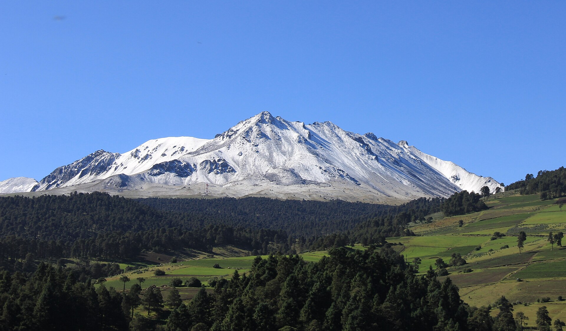 Nevado de Toluca sobre bosques y campos del Valle de Toluca