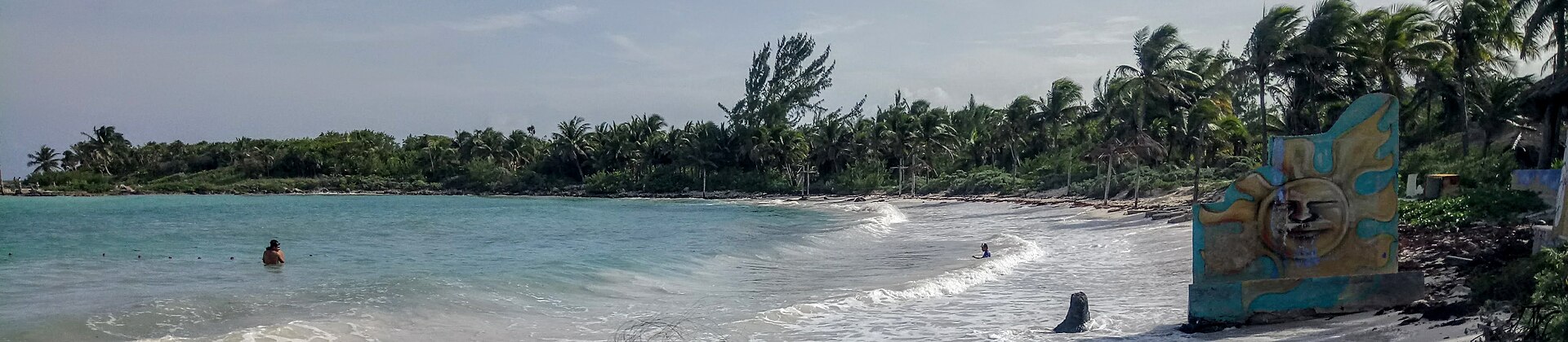 Vista amplia de la playa Xpu-Há y el mar Caribe en Quintana Roo